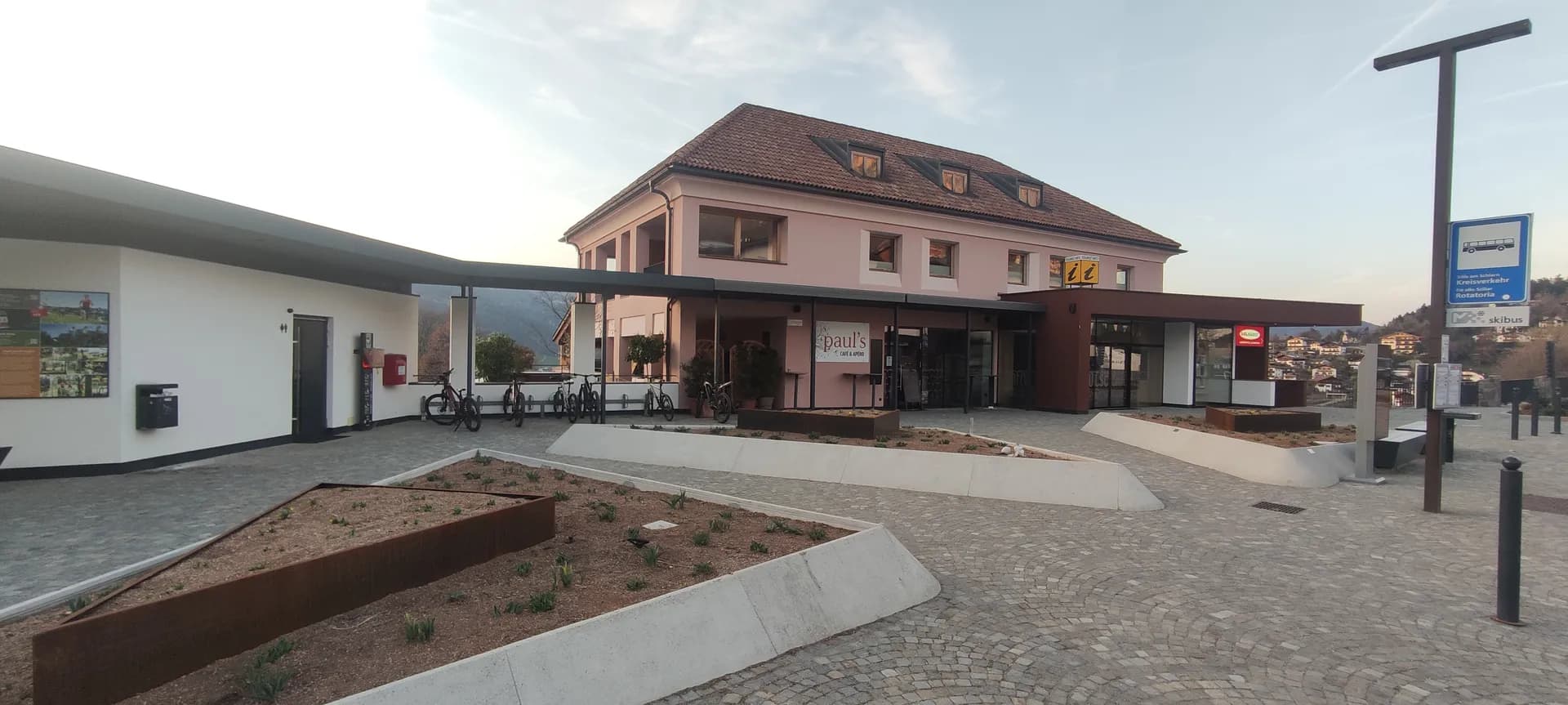 Platzgestaltung samt Umbau Gebäude Bezugsgenossenschaft, Völs — 1