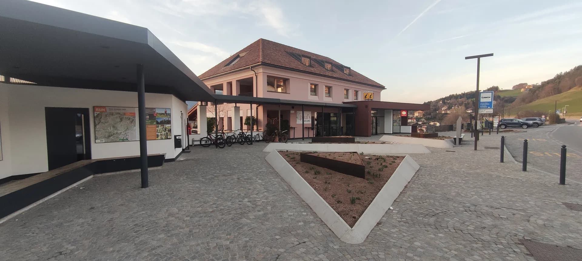 Platzgestaltung samt Umbau Gebäude Bezugsgenossenschaft, Völs — 2